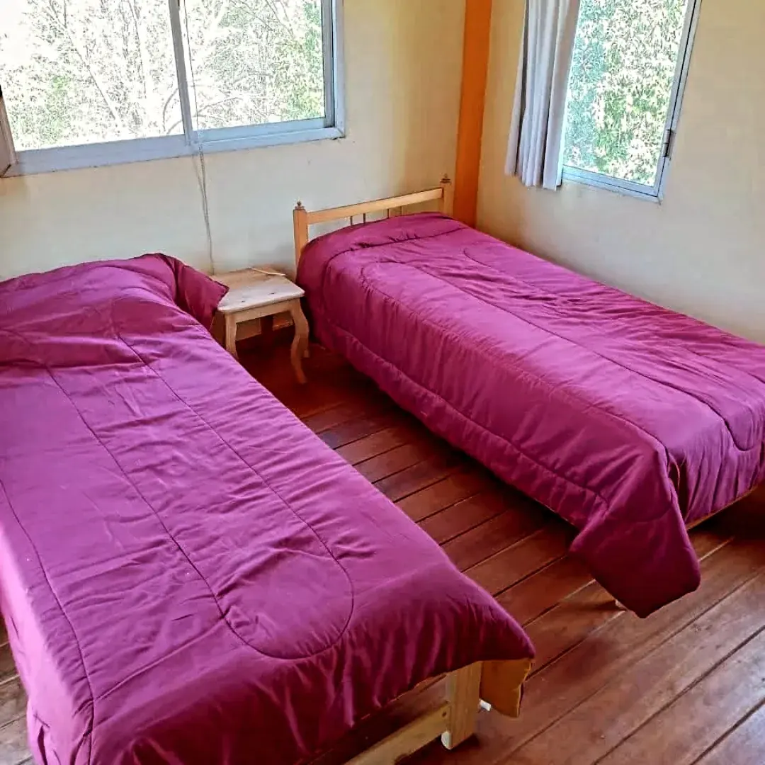 Dormitorio con camas preparado para huéspedes