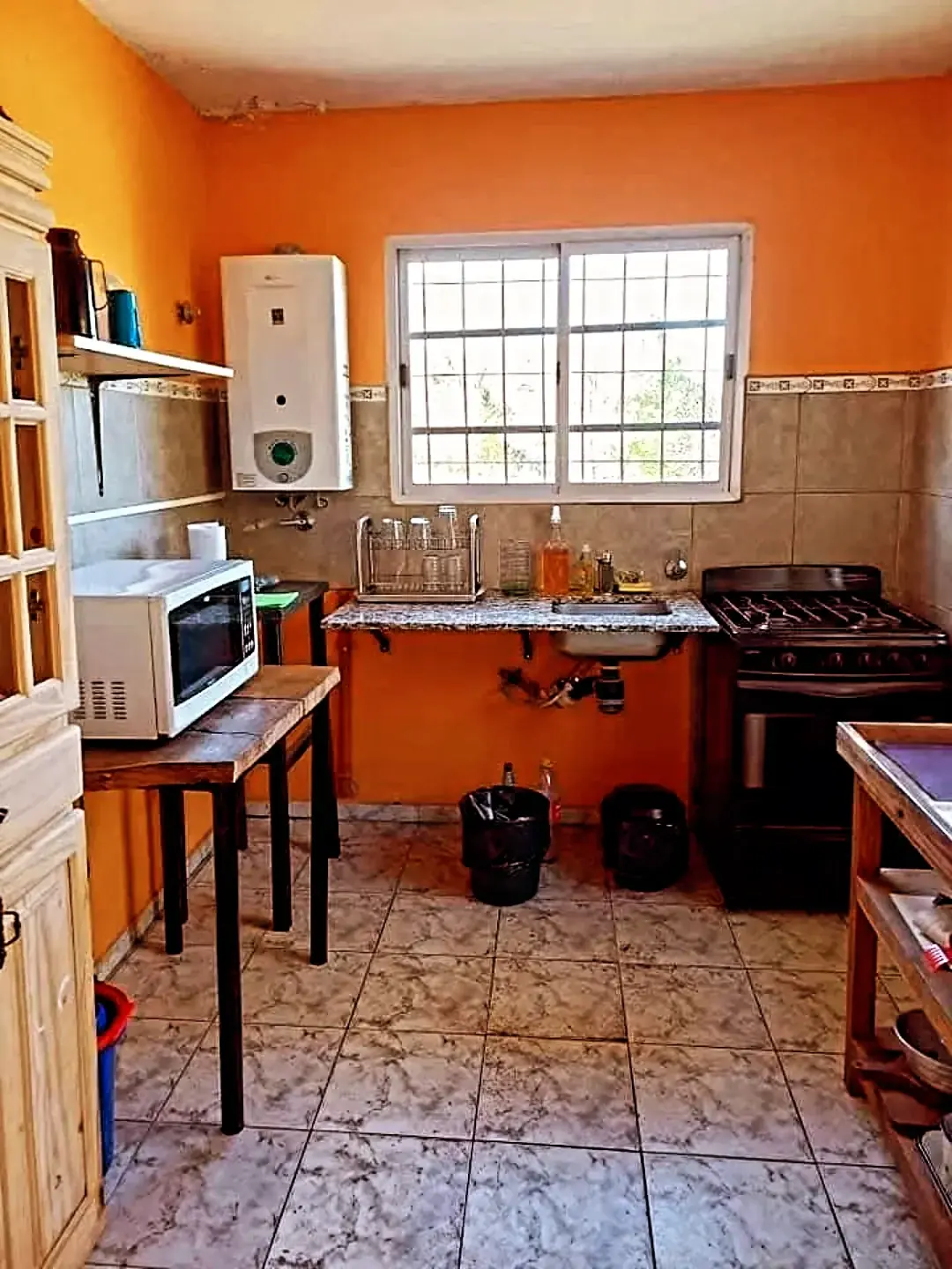 Cocina equipada para estadía en alojamiento temporario