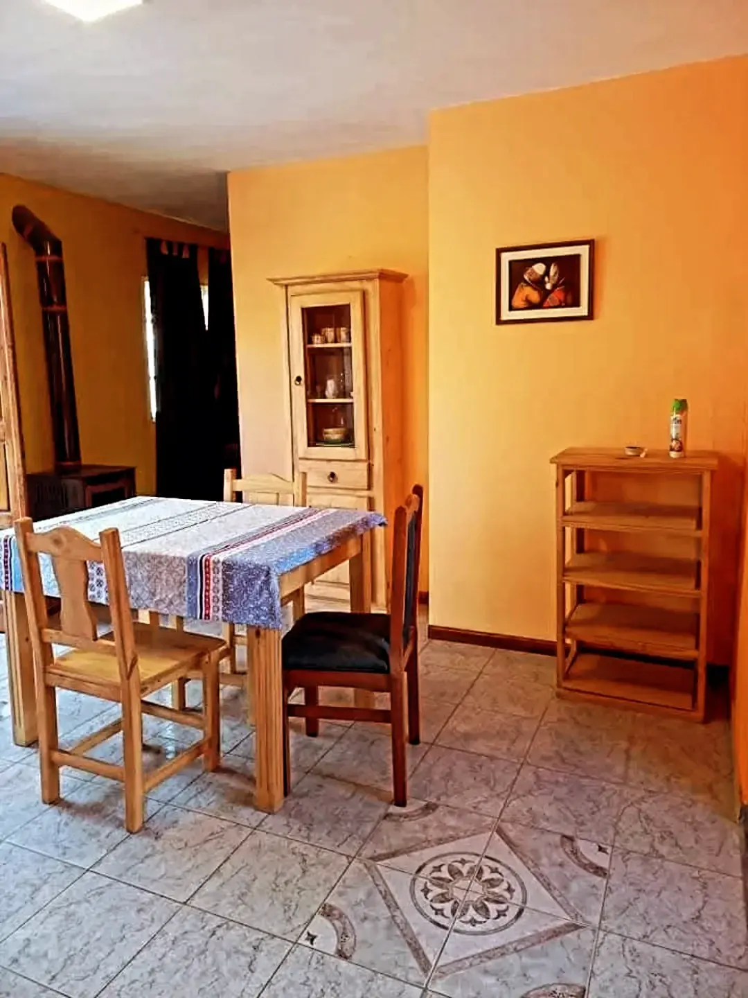 Comedor equipado de cabaña en las Sierras de Córdoba
