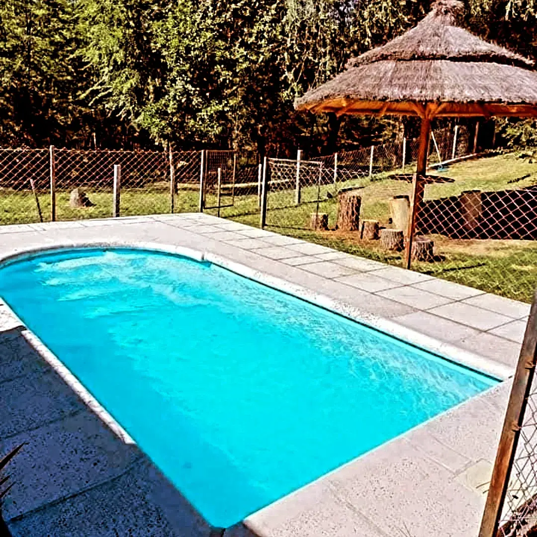Pileta y patio de casa de alquiler temporario en Icho Cruz